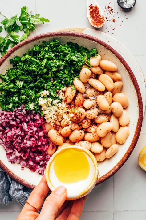 Easy, nourishing white bean quinoa salad with fresh parsley, garlic, lemon, and a subtle kick from red pepper flakes. Just 10 ingredients, 1 bowl, and 30 minutes required for this fiber-packed, plant-based side! #minimalistbaker #vegan #quinoa #salad #whitebeans Avocado Chimichurri, Bean Quinoa Salad, Bean Quinoa, Grilled Romaine, Olive Oil Recipes, White Bean Salad, Minimalist Baker, Best Salad Recipes, Spring Vegetables