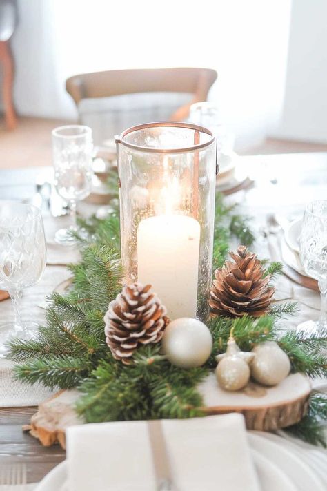 White Rose And Pine Centerpiece, Simple Winter Table Centerpieces, Simple Winter Centerpieces, Christmas Center Piece Ideas, Center Table Christmas Decor, Christmas Arrangements Ideas, Christmas Greenery Centerpiece, Simple Christmas Centerpieces For Table, Holiday Centerpieces For Tables