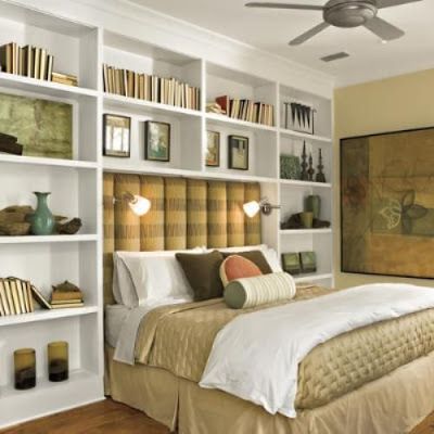 Built-ins around Bed - Inspiration - Remodelando la Casa Bookshelf Headboard, Lots Of Books, Headboard With Shelves, Bedding Inspiration, Bookcase Headboard, Basement Bedrooms, Dreamy Bedrooms, Remodel Bedroom, Master Bedrooms Decor