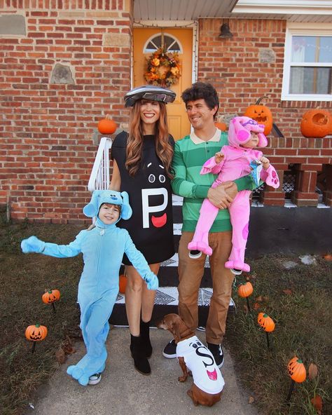 Steffy 🧡 on Instagram: “We just figured out Blue's Clues cause, we're really smart. 🎃🧡Happy Halloween from Blue, Magenta, Steve, mr, salt & mrs pepper!!” Blues Clues Family Costume, Blues Clues Costume, Steve Blues Clues, Magenta Costume, Clue Costume, Family Themed Halloween Costumes, Family Halloween Costume Ideas, Costume Family, Themed Halloween Costumes