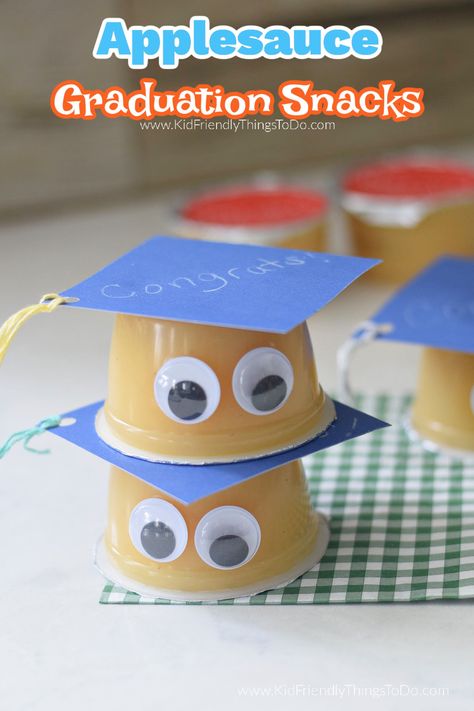 applesauce graduate craft Kindergarten Graduation Snacks, Preschool Graduation Treats, Kindergarten Graduation Food Ideas, Kindergarten Party Food, Diy Kindergarten Graduation Gifts, Graduation Party Ideas Preschool, Kinder Graduation Party, Kindergarten Graduation Ideas Party, Daycare Graduation Ideas