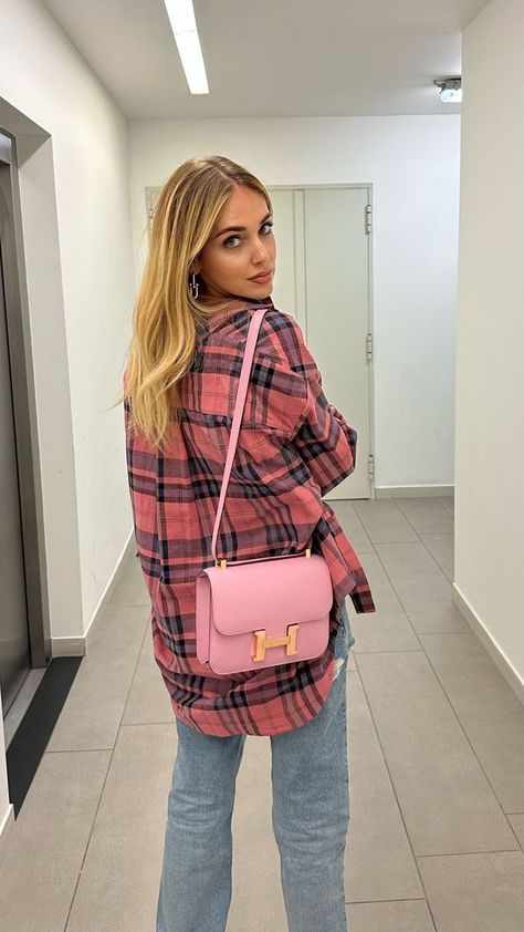 Pink Shoulder Bag Outfit, Hermes Constance Bag, Chiara Ferragni Style, Shoulder Bag Outfit, Hermes Style, European Girls, Hermes Constance, Material Girls, Fashion Books