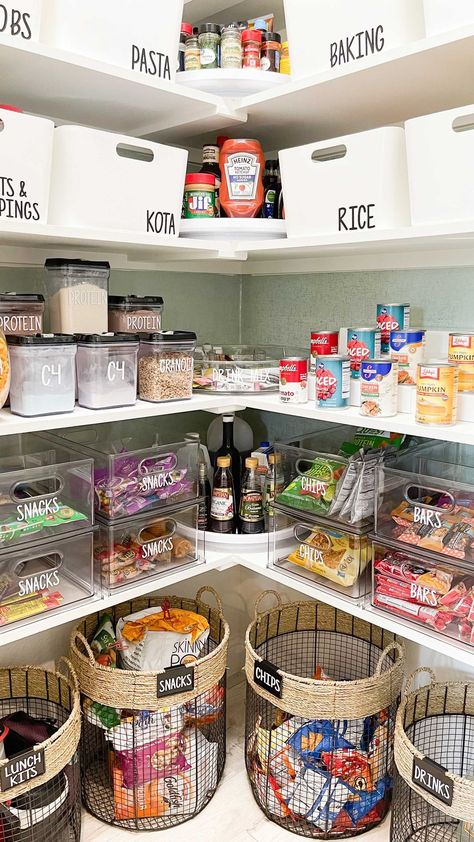 Kitchen Pantry Ideas, Pantry Inspiration, Snack Organizer, Organized Pantry, Pantry Organisation, Desain Pantry, Food Pantry Organizing, Pantry Remodel, Pantry Makeover