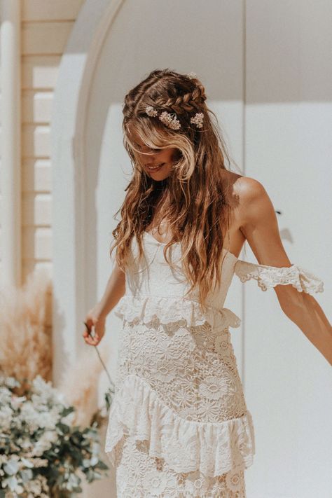 Every bride wants to look her best on her wedding day! Check out this collection of dreamiest boho wedding dresses you will love! Wedding Dress Code, Boho Wedding Dress With Sleeves, Chic Wedding Dress, Bohemian Chic Weddings, Boho Chic Wedding Dress, Chic Wedding Dresses, Dress Code Wedding, Boho Wedding Hair, Boho Chic Wedding