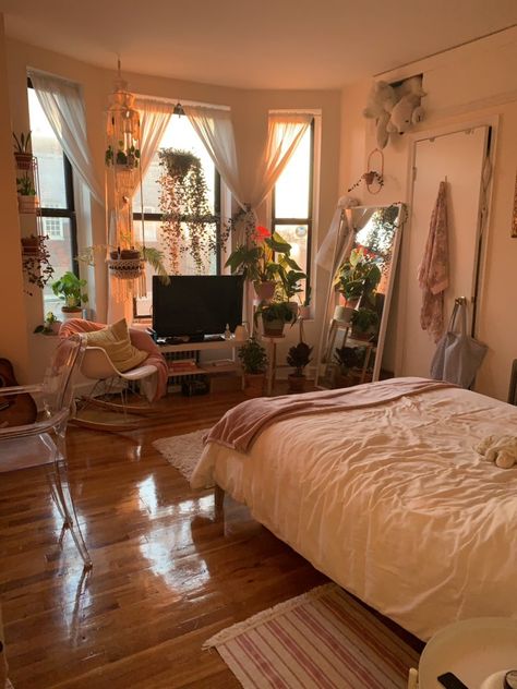 shell on Twitter: "my room during sunset at 6:58 PM, then 7:02 PM 🏮🧩… " Light Pink And Wood Bedroom, Small Bedroom Ideas Couples, Wood Bedroom Furniture Aesthetic, Small Natural Bedroom, Where To Put Tv In Bedroom, Sheer Bedroom Curtains, Boho Chic Bedroom Ideas, Warm Room Aesthetic, Warm Bedroom Decor