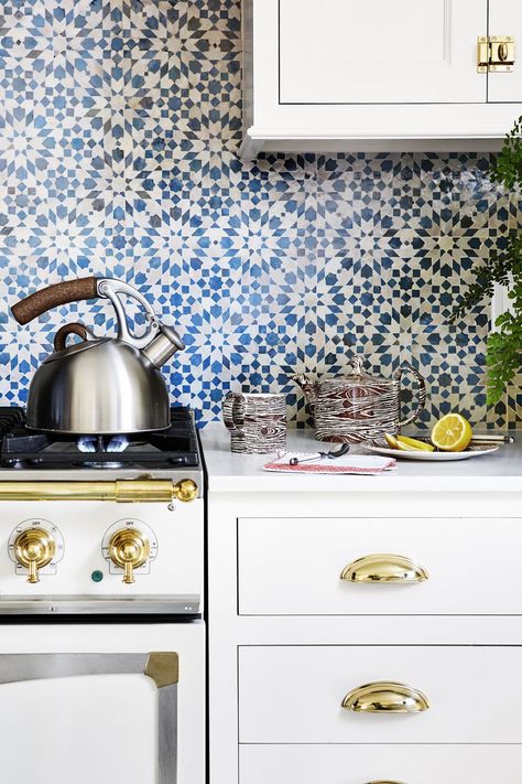 55 Best Kitchen Backsplash Ideas - Tile Designs for Kitchen Backsplashes Wallpaper Backsplash Kitchen, Moody Kitchens, Design Vignettes, Cornue Range, Moore Kitchen, Bulthaup Kitchen, White Kitchen Backsplash, Painted Tile, Kitchen Tiles Design