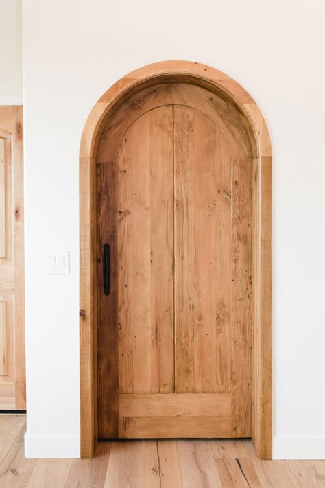 Round Door Frame Design, Round Door Design, Arch Interior Door, Wall Arches, Rounded Door, Arched Interior Doors, Arch Entryway, Rustic Doors Interior, Arch Door