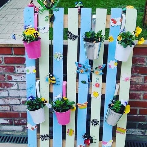 نباتات منزلية, Pallet Planter, Pallet Garden, Pallets Garden, Garden Deco, Pallet Crafts, Wonderful Flowers, House Plants Decor, Diy Garden Projects