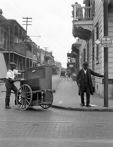 Organ Grinder - New Orleans, Louisiana 1920-1926 Organ Grinder, New Orleans History, 1960s Decor, Louisiana History, Colorized Photos, Vintage Pics, Artwork For Home, New Orleans Louisiana, French Quarter