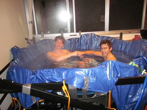 Dorm room hot tub Funny Dorm Room, Uw Milwaukee, Gay Room, Dorm Stuff, College Student Hacks, Creative Life Hacks, College Freshman, Dorm Room Hacks, College Life Hacks