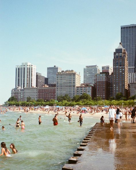 summer chicago film💘💫 Chicago Home Aesthetic, Lake Michigan Chicago Aesthetic, Chicago Lakefront Trail, Vision Board Chicago, Chicago Beach Aesthetic, Gold Coast Chicago, Chicago Astethic, Chicago Summer Aesthetic, Chicago City Aesthetic