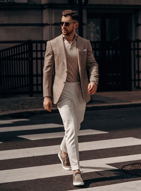 Embrace a refined yet relaxed style with a textured brown houndstooth blazer paired with a soft beige polo and chinos, finished with casual brown sneakers. Perfect for transitioning seamlessly from professional engagements to leisure activities. Beige Blazer Men, Blazer Men Outfit, Brown Chinos, Beige Chinos, Beige Blazer, Men's Outfits, Brown Blazer, Blazer Beige, Houndstooth Blazer