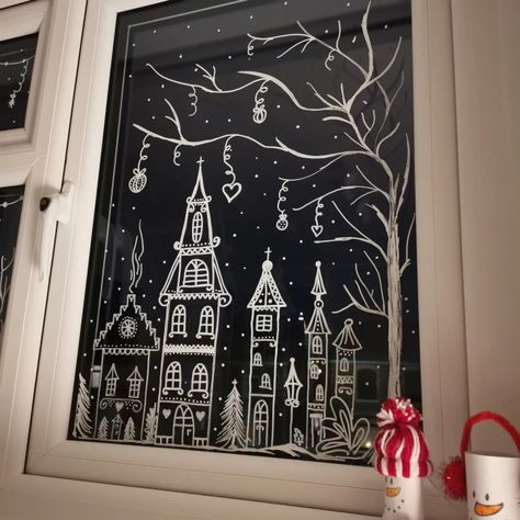 Chalk Pen Window Art Christmas Houses, Christmas Window Design Ideas, Christmas Chalk Window Designs, Christmas Drawing On Glass Window, Chalk Marker Winter Window, Holiday Window Chalk Art, White Window Painting Christmas, White Pen Window Drawing Christmas, Christmas Window Display Drawing