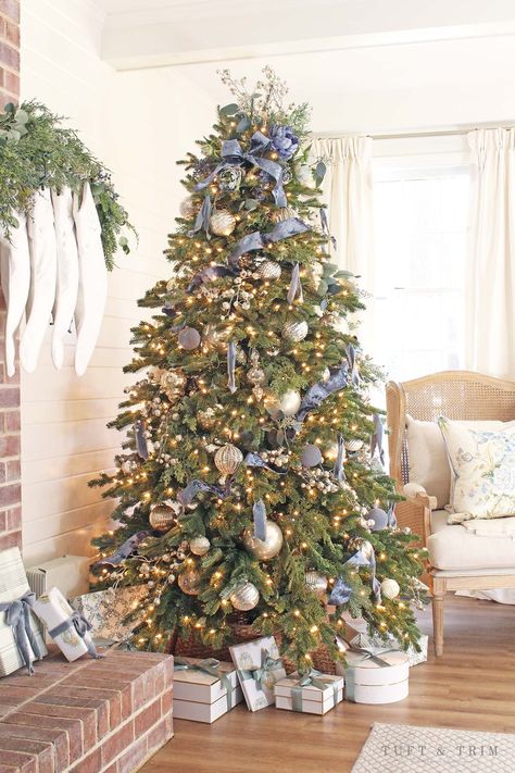 Green Living Room Christmas, Christmas Tree Ideas Diy, Living Room For Christmas, Blue Christmas Tree Decorations, French Country Christmas, Green Living Room, Living Room Christmas, Blue Christmas Decor, Elegant Christmas Decor