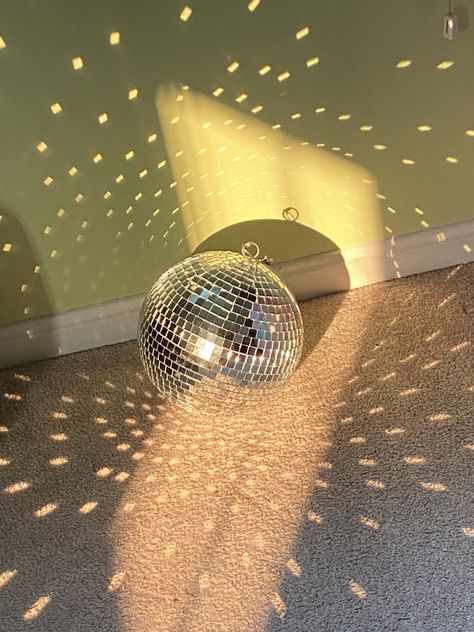 Disco Ball Reflection Photography, Disco Ball Sunlight, Disco Green Aesthetic, Mirrorball Reflection, Disco Lights Aesthetic, Disco Ball Reflection, Milan Photoshoot, Lighting Aesthetic, Disco Aesthetic