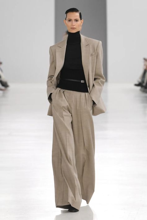 Max Mara Fall 2024 Ready-to-Wear Runway, Fashion Show & Collection Review [PHOTOS] Vogue France, Milano Fashion Week, Runway Trends, Beach Wear Dresses, Mood Board Fashion, Winter Trends, Fashion Fall, Luxury Dress, Fashion Show Collection