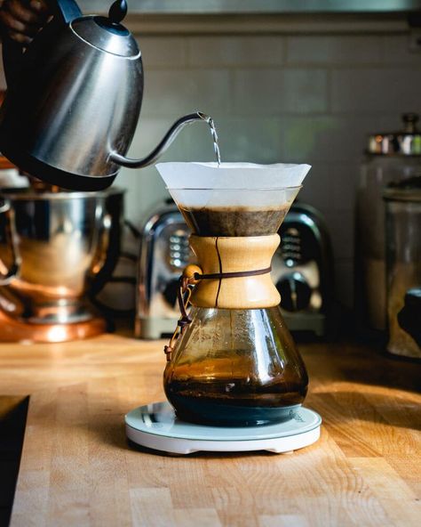 Ways To Make Coffee, Chemex Coffee, Making Cold Brew Coffee, Pour Over Coffee Maker, Coffee Facts, Couple Cooking, Coffee Subscription, Coffee Uses, Pour Over Coffee