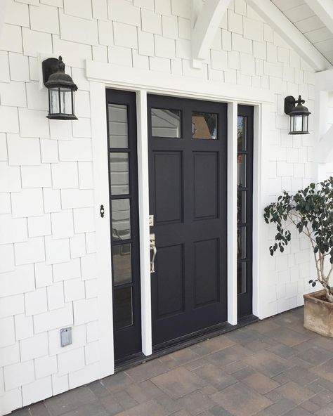 Classic black and white exterior Best Front Door Colors, Black Front Door, Front Door Inspiration, Best Front Doors, White Siding, Front Door Paint Colors, Black Front Doors, Door Paint Colors, Door Inspiration