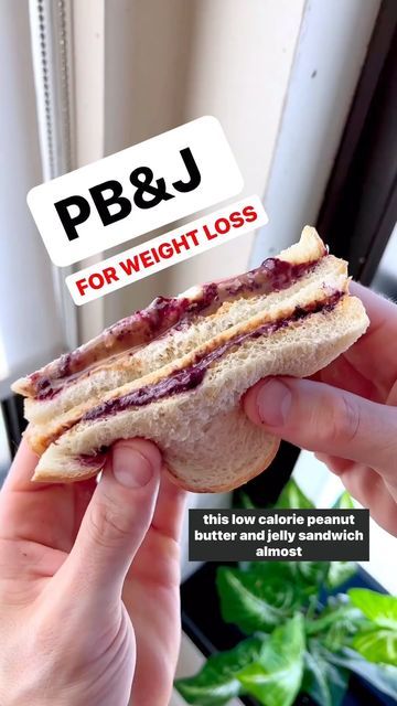 Joe Duff - The Diet Chef on Instagram: "This LOW CALORIE peanut butter & jelly has just 175 CALORIES and it’s easily on of my favorite fat loss recipes!! FWIW this has has is 1/3 of them amount of a “normal” PBJ…plus, it’s jam packed with both protein and fiber, so it also helps me stay full and satiated after I eat it. Ingredients: 2 1/2 Tbsps powdered peanut butter 1 Tbsp 0 cal sweetener Pinch of salt 2 Tbsps Water 2 Slices low cal bread 1 Tbsp sugar free jam Let me know what you think if y Low Calorie Peanut Butter, Fat Loss Recipes, 30g Of Protein, High Protein Peanut Butter, Low Calorie High Protein, Powdered Peanut Butter, Sugar Free Jam, Low Carb Peanut Butter, Casein Protein