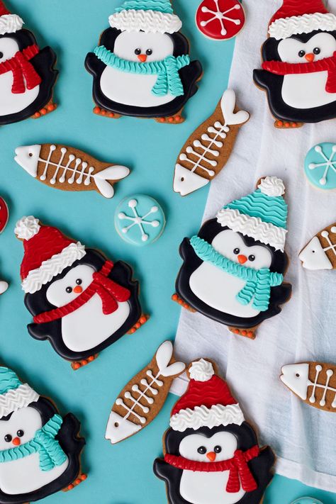 Enjoy these simple penguin cookies all winter long. These adorable delicious sugar cookies decorated with royal icing are sure to please your guests. Decorated Christmas Cookies, Penguin Cookies, Halloween Cookies Decorated, Yummy Sugar Cookies, Winter Cookie, Xmas Cookies, Fancy Cookies, Christmas Cookies Decorated, Christmas Sugar Cookies