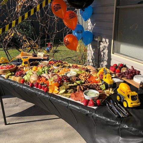 Construction themed 3rd Birthday Party 🎈🚜 The Gathering Grazing Table for 20 party guests today including a few trucks full of goodies.… Construction Party Nacho Bar, Dump Truck Birthday Party Ideas Construction Theme Food Tables, Construction Theme Charcuterie Board, Construction Charcuterie Board, Nacho Bar Party, Dump Truck Birthday Party, Dump Truck Birthday, Nacho Bar, Birthday Snacks