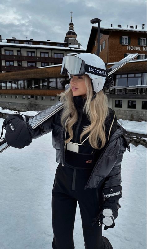 Afterski Outfit, Skii Outfit, Ski Girl Aesthetic, Mode Au Ski, Ski Girls, Ski Fits, Ski Trip Outfit, Apres Ski Outfits, Snow Outfits