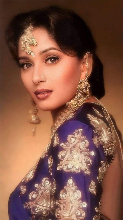 Maduri Dixit, Vintage Bollywood Aesthetic, Bollywood Retro, 90s Bollywood Aesthetic, Bollywood Images, Bollywood Pictures, Home Organizing, 90s Bollywood, Vintage Bollywood