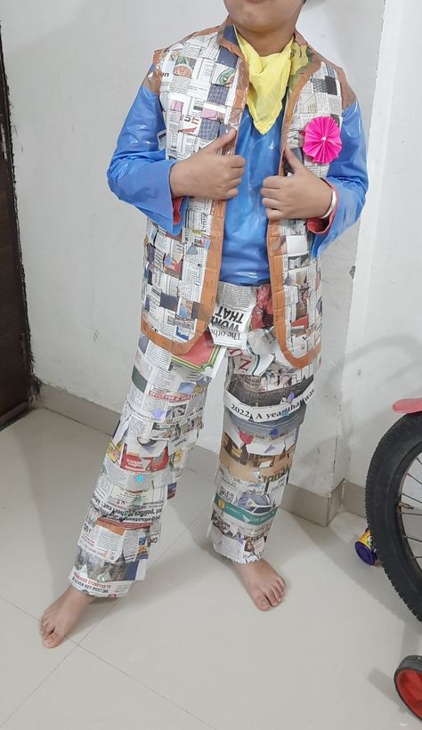 Clothes With Recycled Materials, Recycled Outfit For Boys, Recycling Fashion Ideas, Recycled Costume For Men, Clothes Made Out Of Recycled Materials, Recycled Outfit Ideas For School, Recycled Outfits For Kids, Recycle Fashion Ideas, Newspaper Dress For Kids