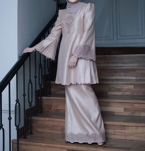 Baju Raya Ideas Modern 2023, Baju Kurung Songket Modern, Baju Kurung Fashion Modern, Baju Kurung Ideas, Raya Outfit Ideas, Baju Raya Ideas Modern, Malaysian Outfit, Mini Kurung Modern, Design Baju Raya