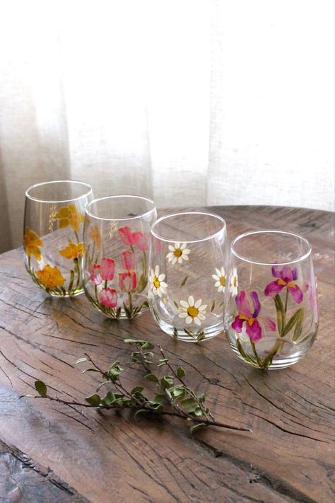 Paint Glass Cups, Painting Glass Cups, Painted Jars Aesthetic, Painted Vases Ideas, Bottle Room Decor, Diy Keramik, Painting Glass Jars, Painted Glassware, Soya Mumu