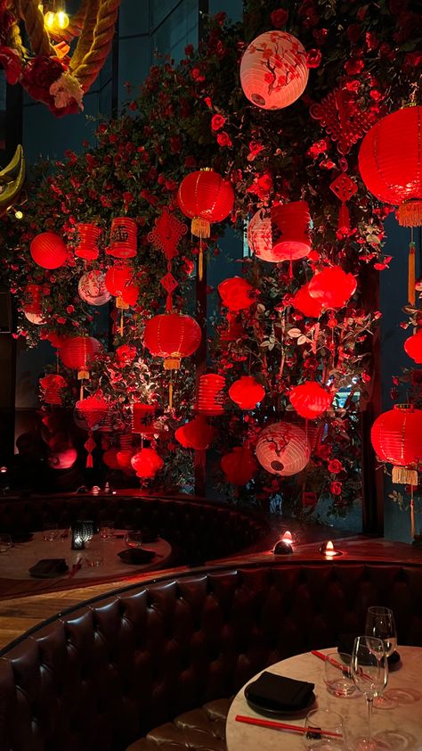 China Party Theme, Chinese Restaurant Decor, Chinese Restaurant Design Modern, Red Restaurant Aesthetic, Chinese Mood Board, Modern Chinese Cafe, Chinese Modern Wedding, Chinese Cocktails, Gala Dinner Decoration