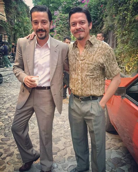 Narcos Outfit Men, Carribean Fashion, True Detective Season 1, Narcos Mexico, Pablo Emilio Escobar, Dad Outfits, Grand Theft Auto Series, Outfits For Mexico, Diego Luna