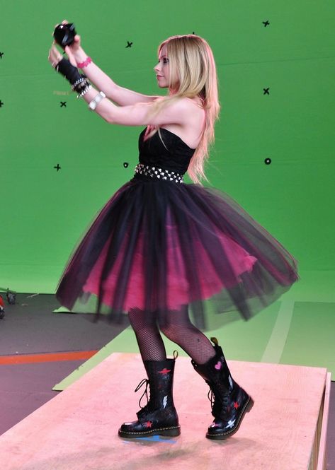 Avril Lavigne Black Star Avril Lavigne Outfits, Emo Prom, Stile Punk Rock, Avril Levigne, Avril Lavingne, Avril Lavigne Photos, Avril Lavigne Style, Emo Princess, Punk Rock Princess