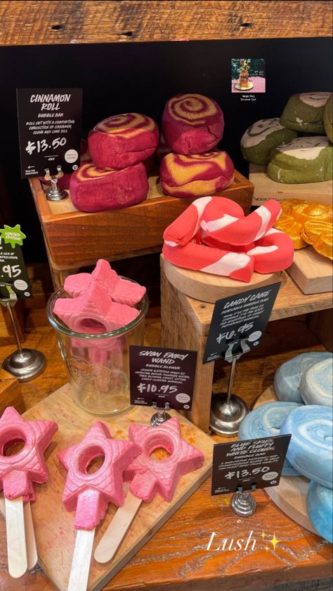 Lush Christmas Products, Lush Bathbomb Aesthetic, Lush Products Aesthetic, Bath Products Aesthetic, Bathbombs Ideas, Christmas Lush, Lush Bubble Bars, Lush Collection, Best Lush Products