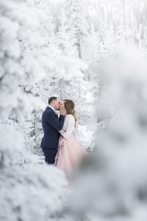 Snow Engagement Photos, Winter Engagement Pictures, Winter Wedding Photos, Snow Wedding, Winter Wedding Colors, Winter Photoshoot, Winter Engagement Photos, Winter Wedding Inspiration, Winter Wonderland Wedding