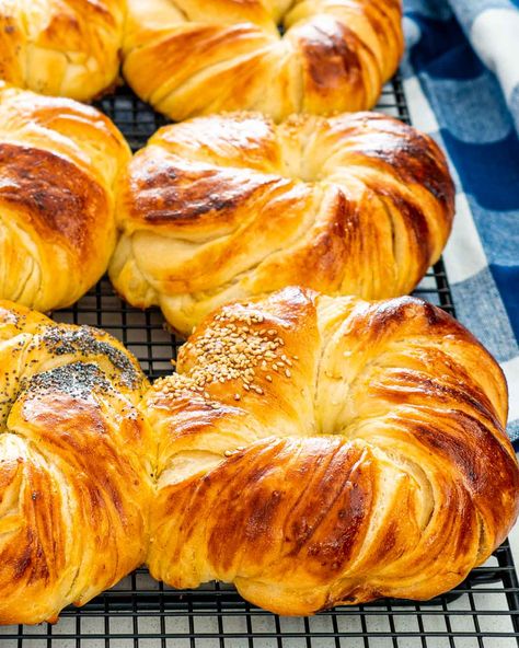 Brioche Recept, French Brioche, Portuguese Sweet Bread, Bread Dough Recipe, Brioche Rolls, Baking Buns, Homemade Bread Recipes Easy, Biscuit Rolls, Best Bread Recipe