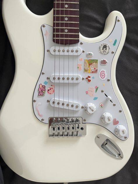 Cream Electric Guitar, Decorated Electric Guitar, Beige Electric Guitar, Electric Guitar With Stickers, Cute Electric Guitar, White Bass Guitar, Hello Kitty Guitar, Gitar Vintage, Music Mic