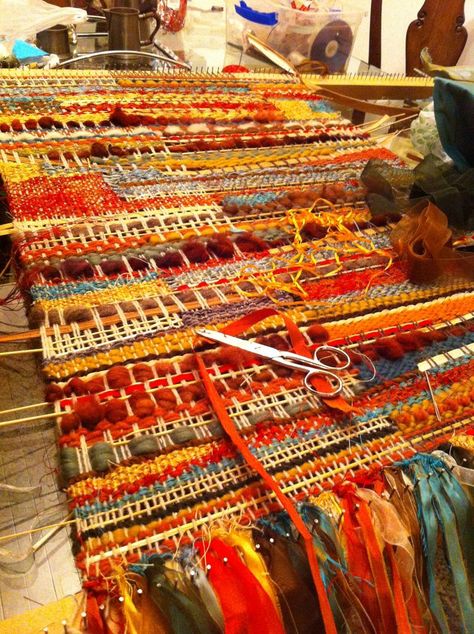 Saori Weaving, Rigid Heddle Weaving, Weaving Rug, Weaving Designs, Textile Fiber Art, Textile Crafts, Weaving Textiles, Weaving Projects, Diy Couture