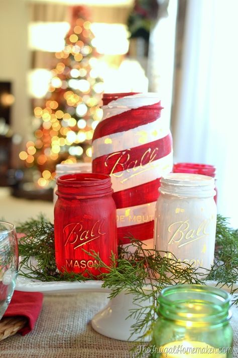 Painted Mason jar luminaries are an easy way to add Christmas cheer to your dining table. Jar Decoration Ideas, Mason Jar Christmas Decorations, Mason Jar Christmas Crafts, Christmas Mason Jars Diy, Mason Jar Luminaries, Christmas Tablescape, Christmas Mason Jars, Mason Jar Centerpieces, Christmas Jars