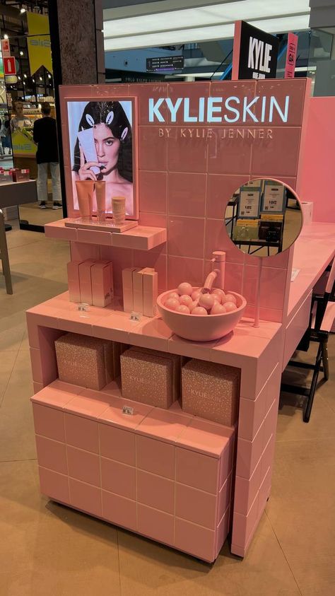 Beauty Display Retail, Pos Display Stand, Skincare Pop Up Shop, Pop Up Stand Design Display Ideas, Pop Up Display Ideas, Kylie Pop Up Shop, Skincare Display, Beauty Display, Experiential Marketing Events