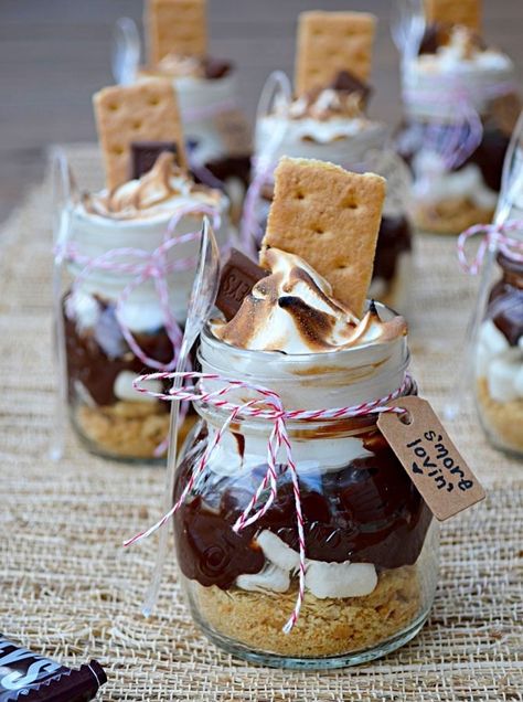 Smores Treats, Mason Jar Desserts, Dessert Mini, Mini Mason Jars, Dessert In A Jar, Mason Jar Meals, S'mores, Meals In A Jar, Favors Wedding