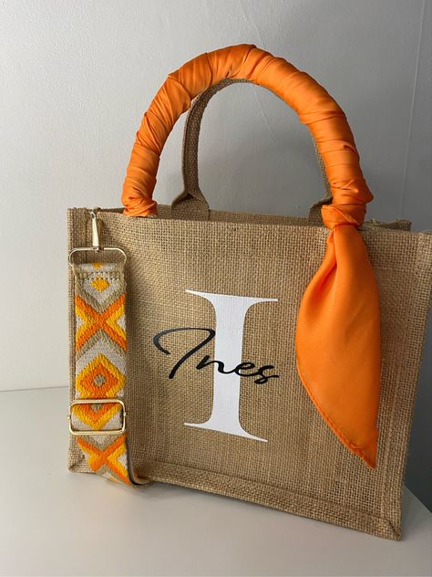 Sac personnalisé Jute Bags Design, Diy Bags Jeans, Diy Bags No Sew, Handpainted Tote Bags, Ankara Bags, Tods Bag, Handmade Fabric Bags, Jute Tote Bags, Diy Bag Designs