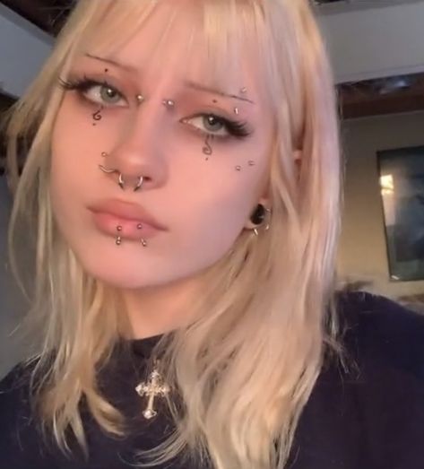 Undereye Piercings, Frowny Piercing Mouth, Aesthetic Face Piercings, Lots Of Piercings Face, Bridge Piercing Aesthetic, Small Eyebrow Piercing, Cool Piercings Face, Face Piercings Aesthetic, Face Piercings Women