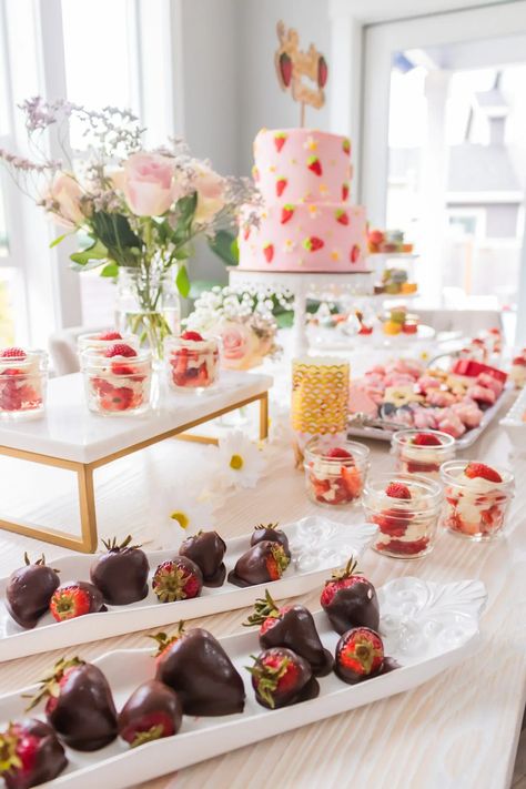 Strawberry Birthday Party Snacks, My Berry First Birthday Table Decorations, Strawberry Party Desserts, Berry Baby Shower Ideas Decor, Strawberry And Daisy Birthday, Berry First Birthday Dessert Table, Strawberry Dessert Table, Sweet Baby Shower Theme, Strawberry Centerpiece Ideas