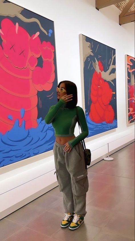 Instagram Picture Ideas Art Gallery, Art Museum Streetwear Outfit, Aesthetic Art Museum Pictures, Poses For Pictures Instagram Museum, Photoshoot At Museum, Art Gallery Aesthetic Poses, Museum Selfie Ideas, Art Museum Instagram Pictures, Art Museum Outfit Black Women