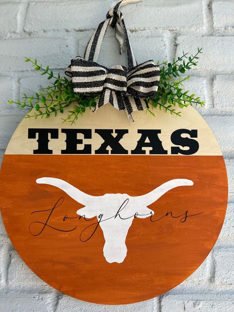 Texas Longhorns Door Hanger, Cowboy Crafts, Longhorns Football, Texas Cowboys, Door Signs Diy, Signs Diy, Wooden Wreaths, Texas Longhorn, Wood Door Hangers