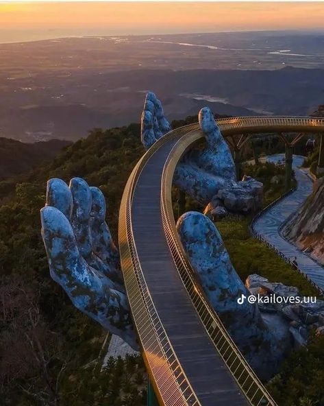 Golden Bridge Vietnam, Golden Bridge, Beautiful Vietnam, Haunting Photos, Vietnam Travel Guide, Kunming, South China Sea, Big Adventure, Vietnam Travel