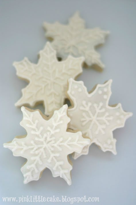 Snowflake Cookies Decorating, Winter Cookies, Sugar Cookie Ideas, Winter Cookie, Snowflake Cookies, Cooking Cookies, Pretty Cookies, Winter Onederland, Christmas Cookies Decorated