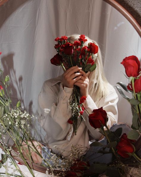 Romantic Fashion Photography, Love Themed Photoshoot, Love Photoshoot Aesthetic, Photoshoot With Red Roses, Photos With Roses, Red Rose Photoshoot, Red Roses Photoshoot, Roses Photoshoot Ideas, Bouquet Photoshoot