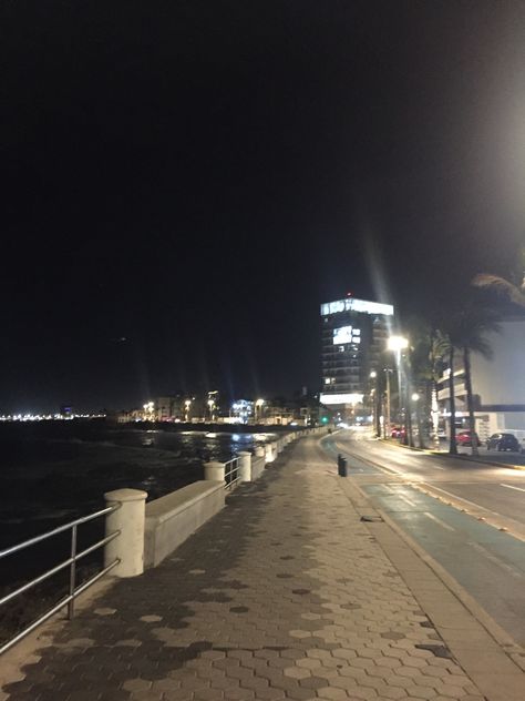 Malecon mazatlan de noche Mexico Pics, Beautiful Night Sky, Beach At Night, Tumblr Pics, Fake Pictures, Cozumel, Cancun, Life Is Beautiful, Night Skies